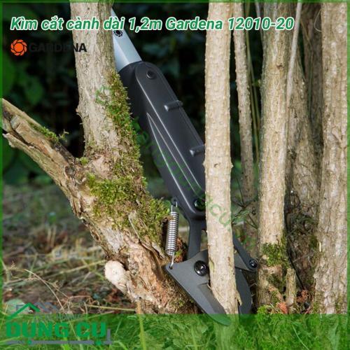 Dụng cụ cắt cành trên cao dài 1,2m Gardena 12010-20 được chế tạo để sử dụng ở những nơi có không gian nhỏ hẹp giúp cắt cành cây hoặc cắt tỉa bụi cây rậm rạp một cách dễ dàng. 