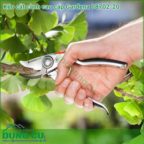 Kéo cắt cành cao cấp Gardena 08702-20 được làm từ chất liệu cao cấp, đem đến sự bền bỉ trong quá trình hoạt động. Kéo phù hợp cho những người thường xuyên chăm sóc cây cảnh và bonsai.