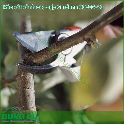 Kéo cắt cành cao cấp Gardena 08702-20 được làm từ chất liệu cao cấp, đem đến sự bền bỉ trong quá trình hoạt động. Kéo phù hợp cho những người thường xuyên chăm sóc cây cảnh và bonsai.