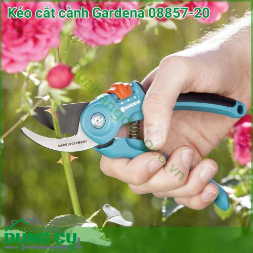 Kéo cắt cành Gardena 08857-20 với lưới dao sắc bén được làm bằng thép không gỉ chất lượng cao. Khi cắt tạo nên một vết cắt phẳng mịn. Tay cầm được bọc nhựa mềm mại tạo cảm giác thoải mái cho người sử dụng.