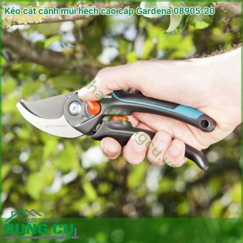 Kéo cắt cành cây mũi hếch Gardena 08905-20 được làm từ chất liệu thép không gỉ, lưỡi cắt sắc bén chất lượng cao, thiết kế hiện đại, hích hợp cho việc cắt tỉa gọn gàng những cành cây nhỏ dày tới 24 mm. 