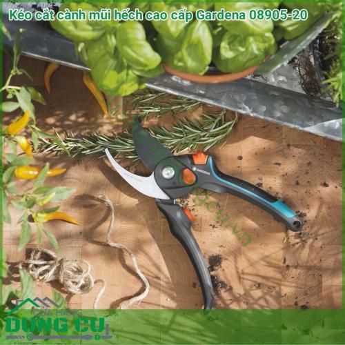 Kéo cắt cành cây mũi hếch Gardena 08905-20 được làm từ chất liệu thép không gỉ, lưỡi cắt sắc bén chất lượng cao, thiết kế hiện đại, hích hợp cho việc cắt tỉa gọn gàng những cành cây nhỏ dày tới 24 mm. 