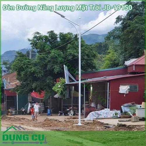 Đèn đường năng lượng mặt trời JD-19150 sử dụng chiếu sáng như đèn sân vườn cho đèn đường, đèn cho các khu công nghiệp, biệt thự, khu đất rộng, ...Đèn tích hợp bộ cảm biến ánh sáng, tự động sáng đèn khi trời tối và tắt đèn khi trời sáng. 