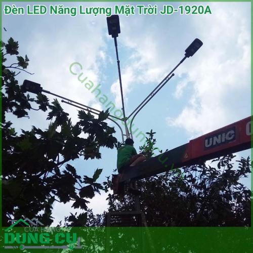 Đèn LED năng lượng mặt trời JD-1920A đèn tích hợp bộ cảm biến ánh sáng, tự động sáng đèn khi trời tối và tắt đèn khi trời sáng. Sử dụng chiếu sáng như đèn đường, đèn sân vườn cho biệt thự,...Chế độ sáng thông minh tiết kiệm điện.