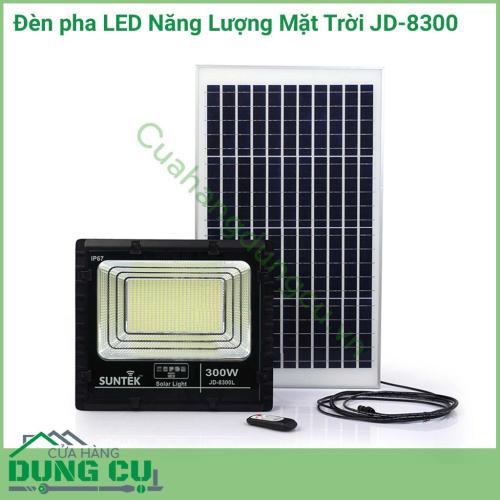 Đèn pha năng lượng mặt trời JD-8300 thích hợp dùng để chiếu sáng sân vườn của các khu biệt thự, resort,...Bên cạnh đó, đèn còn được tích hợp cảm biến ánh sáng thông minh, tự động bật sáng khi trời tối và tắt khi trời sáng.