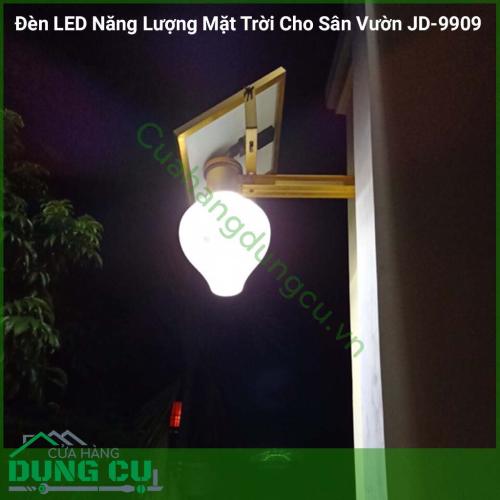 Đèn LED năng lượng mặt trời cho sân vườn JD-9909 có thiết kế hiện đại, bền bỉ, dễ lắp đặt ở mọi vị trí. Với khả năng chiếu sáng liên tục đèn phù hợp chiếu sáng ở những không gian rộng như sân vườn, khu biệt thự, trang trại,..