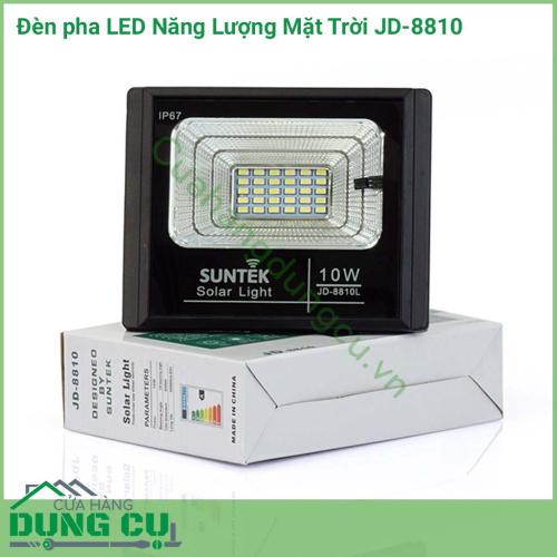 Đèn pha LED năng lượng mặt trời JD-8810 sử dụng chiếu sáng như đèn sân vườn cho biệt thự, đèn đường, đèn chiếu, đèn cho các khu đất rộng, khu vườn, khu ao, ...Đèn tích hợp bộ cảm biến ánh sáng, tự động sáng đèn khi trời tối và tắt đèn khi trời sáng. 