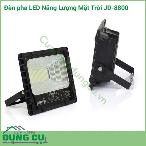 Đèn pha LED năng lượng mặt trời JD-8800 thích hợp dùng để chiếu sáng sân vườn của các khu biệt thự, resort,... các khu đất rộng,...Bên cạnh đó, đèn còn được tích hợp cảm biến ánh sáng thông minh, tự động bật sáng khi trời tối và tắt khi trời sáng.