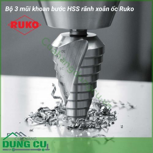 Bộ 3 mũi khoan bước HSS rãnh xoắn ốc Ruko 101026RO được thiết kế hình nón gồm nhiều đường kính trên cùng 1 mũi khoan. Ưu điểm khoan được nhiều lỗ có đường kính khác nhau trên cùng một mũi khoan mà không phải thay thế nhiều mũi.