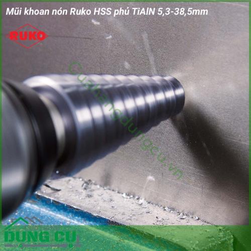 Mũi khoan nón Ruko 5,3-38,5 mm HSS phủ TiAlN 101091F gồm 11 bước bề mặt mũi khoan dạng xoắn ốc và chia bước. Vật liệu HSS phủ thêm lớp Nito – Nhôm – Titan phù hợp cho thép, thép đúc, hợp kim màu, thép trắng.