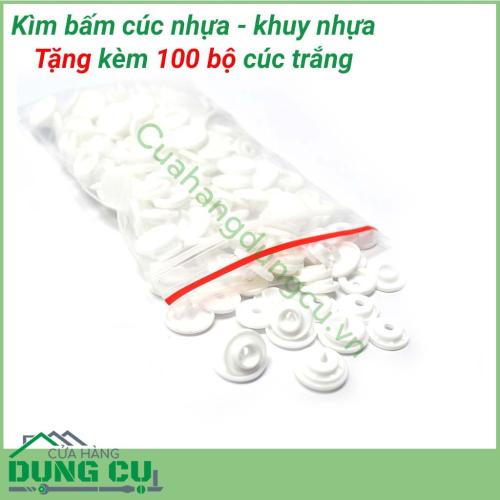 Kìm bấm cúc nhựa tặng kèm 100 bộ cúc màu trắng dùng để bấm quần, áo sơ mi, áo mưa, vỏ chăn, gối, bấm để mở quai giày, dép thay cho nhám dính vì cúc nhựa bền hơn và dễ sử dụng hơn rất nhiều. Sản phẩm tặng kèm 100 bộ cúc màu trắng cho bạn thoải mái sử dụng.