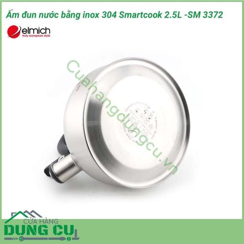 Siêu đun nước bằng inox 304 Smartcook 2.5L -SM 3372 được thiết kế đặc biệt giúp tối ưu, phân phối đều nhiệt lượng trong quá trình đun nấu. Chất liệu thân ấm được làm bằng Inox 304 độ bóng cao, an toàn cho sức khỏe không thôi ra chất độc hại. 