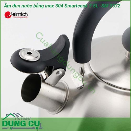 Siêu đun nước bằng inox 304 Smartcook 2.5L -SM 3372 được thiết kế đặc biệt giúp tối ưu, phân phối đều nhiệt lượng trong quá trình đun nấu. Chất liệu thân ấm được làm bằng Inox 304 độ bóng cao, an toàn cho sức khỏe không thôi ra chất độc hại. 