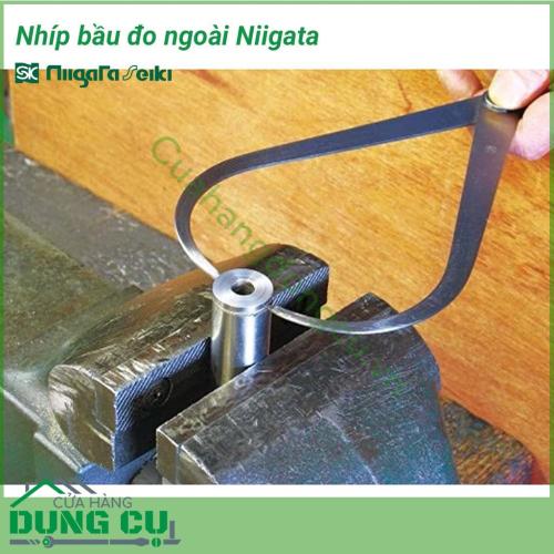 Nhíp bầu ngoài 20cm OC-200 Niigata có thể mở rộng ra đến 20cm, thường được sử dụng cùng với thước lá, panme để đo đường kính và rãnh phía ngoài. Sản phẩm có thể điều chỉnh độ mở của nhíp giúp cố định vị trí đo, có thể mở ra mở vào dễ dàng. 