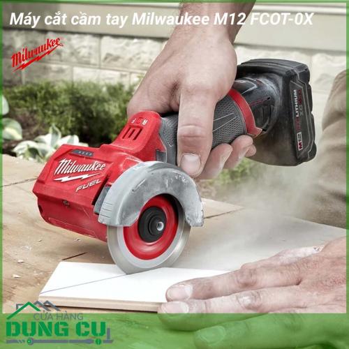 Máy cắt cầm tay Milwaukee M12 FCOT-0X là máy cắt cầm tay lý tưởng, cắt được mọi vật liệu khác nhau, từ cắt gạch đá, cắt kim loại, cắt gỗ. Máy cắt Milwaukee M12 FCOT-0X thiết kế dạng cầm tay nhỏ gọn, điện thế 12V, lưỡi dao 76mm mang lại độ sâu cắt 16,3mm.