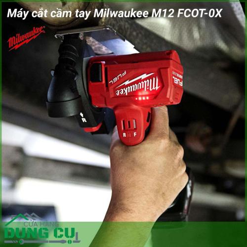 Máy cắt cầm tay Milwaukee M12 FCOT-0X là máy cắt cầm tay lý tưởng, cắt được mọi vật liệu khác nhau, từ cắt gạch đá, cắt kim loại, cắt gỗ. Máy cắt Milwaukee M12 FCOT-0X thiết kế dạng cầm tay nhỏ gọn, điện thế 12V, lưỡi dao 76mm mang lại độ sâu cắt 16,3mm.