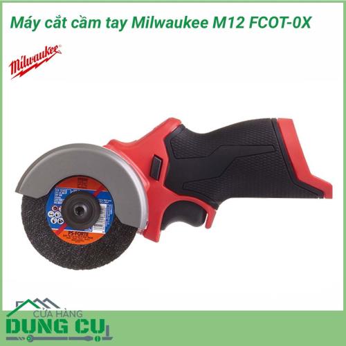 Máy cắt cầm tay Milwaukee M12 FCOT-0X là máy cắt cầm tay lý tưởng, cắt được mọi vật liệu khác nhau, từ cắt gạch đá, cắt kim loại, cắt gỗ. Máy cắt Milwaukee M12 FCOT-0X thiết kế dạng cầm tay nhỏ gọn, điện thế 12V, lưỡi dao 76mm mang lại độ sâu cắt 16,3mm.