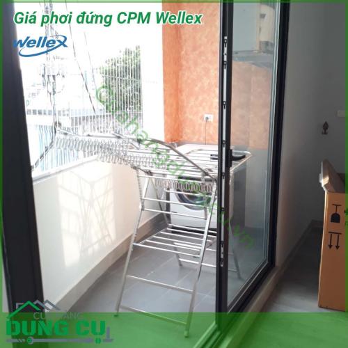 Giàn phơi đứng để sàn Wellex được sản xuất từ chất liệu thép không gỉ và nhựa Polycarbonate bền đẹp, chắc chắn. Vật liệu cứng cáp kết hợp cùng khả năng chịu lực tốt, giúp bạn treo quần áo an toàn, dễ dàng.