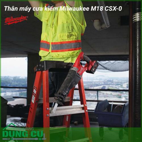 Thân máy cưa kiếm Milwaukee M18 CSX-0. Máy cưa kiếm công cụ chuyên sử dụng trong các xưởng gỗ. Thiết kế nhỏ gọn đầy tiện lợi cho việc vận hành trong các môi trường thi công nhỏ hẹp dễ dàng hơn. Bền bỉ mạnh mẽ trong tất cả các nhu cầu ứng dụng