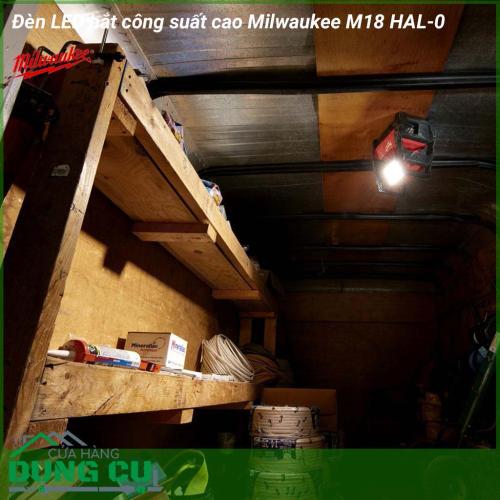 Đèn led hắt công suất cao Milwaukee M18 HAL-0 là đèn pha LED 18V sáng nhất trong ngành và nó sáng hơn tới 20% so với Đèn lũ halogen 500W. Có khả năng lấp đầy các khu vực rộng lớn bằng ánh sáng,tia sáng đồng đều và ánh sáng tự nhiên