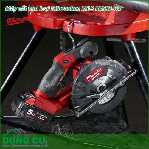 Máy cắt kim loại Milwaukee M18 FMCS-0X dòng máy cắt kim loại chạy bằng pin 18V của Miwaukee, máy dùng đĩa cắt đường kính 150mm 34 răng, với tốc độc cắt tối đa 3900v/p. Thiết bị được thiết kế và chế tạo với mục đích hỗ trợ cắt nhanh và hiệu quả cao hơn. 