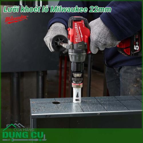 Lưỡi khoét lỗ Milwaukee 22mm được làm bằng chất liệu hợp kim thép cứng cáp, không hoen gỉ hay cong vênh, mài mòn trong quá trình làm việc, cho độ bền sử dụng lâu dài theo thời gian. 