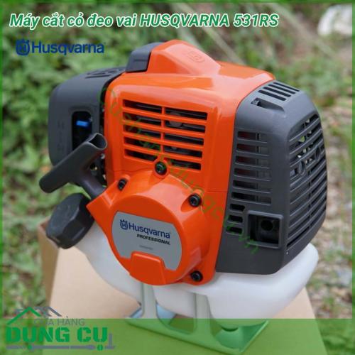 Máy cắt cỏ đeo vai Husqvarna 531RS là máy cắt cỏ dành cho công việc chuyên nghiệp có thể hoạt động liên tục cường độ cao trong môi trường nóng và bụi. Tay cầm thiết kế nhẹ và hẹp phù hợp với tay cầm người Châu Á. 