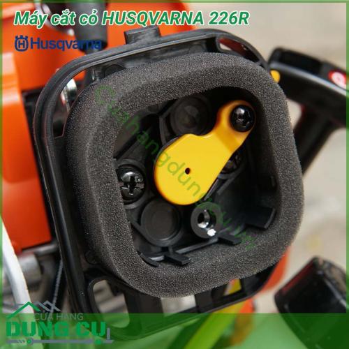 Dụng cụ cắt cỏ Husqvarna 226R thuộc dòng máy có công suất nhỏ 0.8kW, sử dụng động cơ 2 thì có dung tích xilanh đạt 25.4cm³ với tốc độ vòng quay nhanh cho khả năng làm việc bền bỉ trong thời gian dài mà vẫn đảm bảo được chất lượng công việc