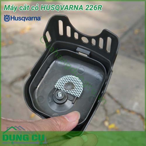 Dụng cụ cắt cỏ Husqvarna 226R thuộc dòng máy có công suất nhỏ 0.8kW, sử dụng động cơ 2 thì có dung tích xilanh đạt 25.4cm³ với tốc độ vòng quay nhanh cho khả năng làm việc bền bỉ trong thời gian dài mà vẫn đảm bảo được chất lượng công việc