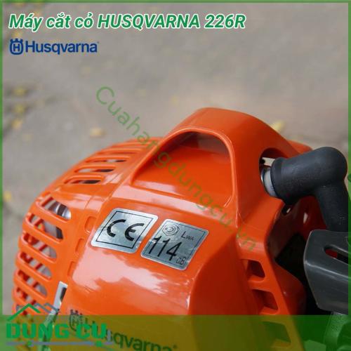 Dụng cụ cắt cỏ Husqvarna 226R thuộc dòng máy có công suất nhỏ 0.8kW, sử dụng động cơ 2 thì có dung tích xilanh đạt 25.4cm³ với tốc độ vòng quay nhanh cho khả năng làm việc bền bỉ trong thời gian dài mà vẫn đảm bảo được chất lượng công việc