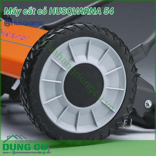 Máy cắt cỏ đẩy tay HUSQVARNA 54 là loại máy cắt cỏ trục lăn truyền thống, phù hợp để sử dụng các bãi cỏ nhỏ. Dễ dàng vận chuyển, bền và kết quả cắt tuyệt vời, làm cho chiếc máy này vượt trội so với những chiếc máy khác.