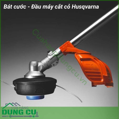 Bát cước - Đầu máy cắt cỏ Husqvarna là chi tiết được làm bằng hợp kim nhôm, với thiết kế gọn nhẹ là một bộ phận rất quan trọng của chiếc máy cắt cỏ. Bát cước có hình dạng như một chiếc bát, hình tròn. Bát cước được lắp ở đầu cần máy cắt cỏ.