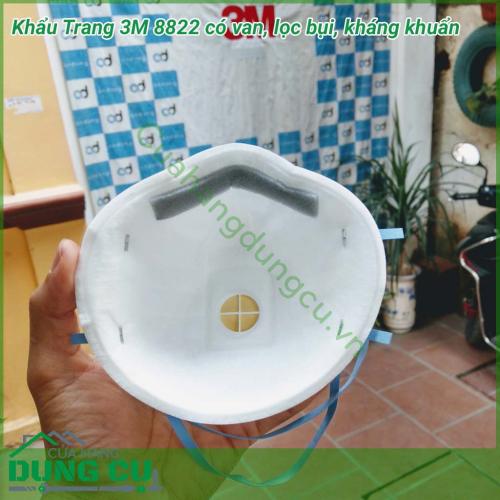 Khẩu trang kháng khuẩn 3M 8822 có van thở là dòng khẩu trang cao cấp tiêu chuẩn P2 ( N95 ) thường xuyên được tin tưởng sử dụng tại các bệnh viện, xí nghiệp, nhà máy, những nơi tiếp xúc với môi trường độc hại và nguồn bệnh có nguy cơ lây nhiễm cao. 