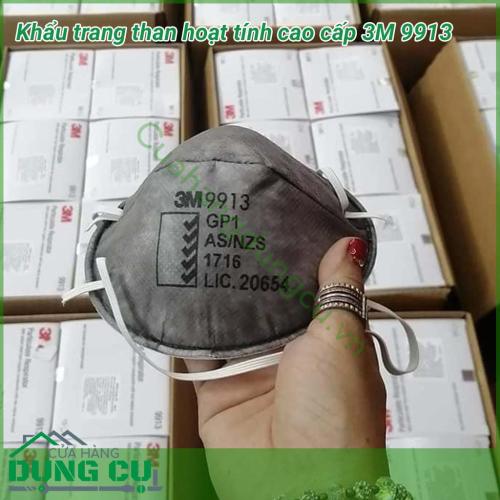 Khẩu trang than hoạt tính cao cấp 3M 9913 lọc bụi siêu mịn 2.5. Được thiết kế nhằm bảo vệ hệ hô hấp người lao động khi làm việc trong môi trường nhiều khói bụi, ô nhiễm, các loại hơi hữu cơ, bụi dầu, hơi sơn, bụi gỗ…