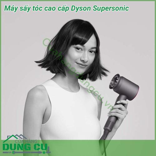 Máy sấy tóc cao cấp Dyson Supersonic sấy khô nhanh hơn với động cơ v9 quay với tốc độ 110.000 vòng/phút, nhẹ hơn, bền hơn, filter tốt hơn bản thường ạ, do cường đồ làm việc sẽ cao hơn nhiều so với dòng sấy Surpersonic dùng trong gia đình