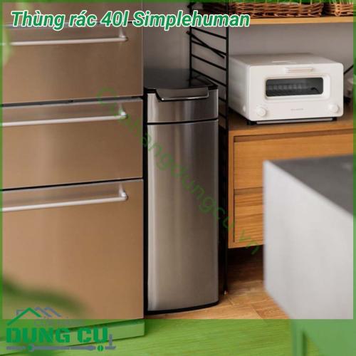 Thùng rác 40 lít Simplehuman được làm bằng thép không gỉ đơn giản kết hợp công nghệ tiên tiến cho phép bạn mở thùng bằng tay, khuỷu tay hoặc hông của mình. Thiết kế mỏng, tiết kiệm không gian, hoàn hảo cho nhà bếp nhỏ hoặc để ngồi dựa vào tường