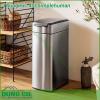 Thùng rác 40 lít Simplehuman được làm bằng thép không gỉ đơn giản kết hợp công nghệ tiên tiến cho phép bạn mở thùng bằng tay, khuỷu tay hoặc hông của mình. Thiết kế mỏng, tiết kiệm không gian, hoàn hảo cho nhà bếp nhỏ hoặc để ngồi dựa vào tường