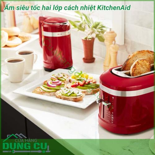 Ấm siêu tốc hai lớp cách nhiệt KitchenAid lớp bên trong bằng thép không gỉ , lớp bên ngoài có tác dụng cách nhiệt cực kỳ an toàn giúp cho chúng ta không bị bỏng khi chạm vào ấm, nhất là nhà có trẻ nhỏ