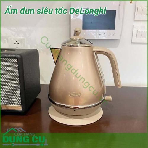 Ấm đun siêu tốc DeLonghi với kiểu dáng tinh tế, màu sắc hiện đại tạo không gian nhà bạn trở nên sang trọng hơn. Ấm đun nước Delonghi có chất liệu được làm bằng thép không gỉ, bền, làm cho sản phẩm được đun sôi nhanh, vệ sinh trở nên dễ dàng.