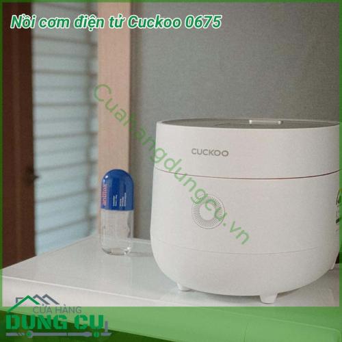 Nồi cơm điện tử Cuckoo 0675 sở hữu thiết kế rất hiện đại, các đường nét được bo cong nhẹ nhàng, sử dụng màu sắc trắng tinh tế mang đến vẻ đẹp sang trọng, tiện nghi cho không gian bếp.