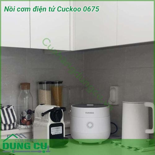 Nồi cơm điện tử Cuckoo 0675 sở hữu thiết kế rất hiện đại, các đường nét được bo cong nhẹ nhàng, sử dụng màu sắc trắng tinh tế mang đến vẻ đẹp sang trọng, tiện nghi cho không gian bếp.