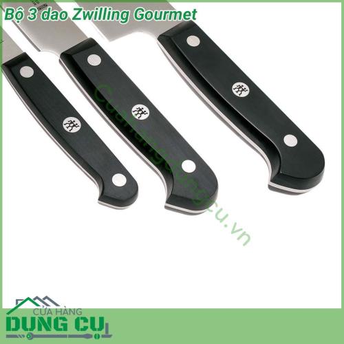 Bộ dao 3 món Zwilling Gourmet được làm bằng thép không gỉ với công thức đặc biệt kết hợp giữa crom và carbon chuyên dùng để thái, cắt, băm các loại thịt, cá và rau củ.