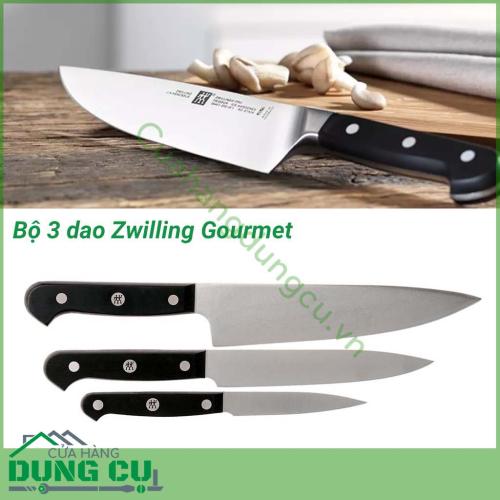 Bộ dao 3 món Zwilling Gourmet được làm bằng thép không gỉ với công thức đặc biệt kết hợp giữa crom và carbon chuyên dùng để thái, cắt, băm các loại thịt, cá và rau củ.