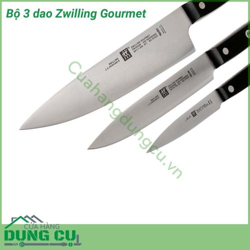 Bộ dao 3 món Zwilling Gourmet được làm bằng thép không gỉ với công thức đặc biệt kết hợp giữa crom và carbon chuyên dùng để thái, cắt, băm các loại thịt, cá và rau củ.