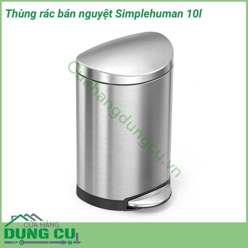 Thùng rác bán nguyệt Simplehuman 10l tiết kiệm không gian này có thể đặt sát tường, hoàn hảo cho phòng tắm hoặc văn phòng. Thùng rác bằng thép không gỉ chống dấu vân tay, đóng mở bằng bàn đạp bằng thép có tuổi thọ 150.000 lần sử dụng