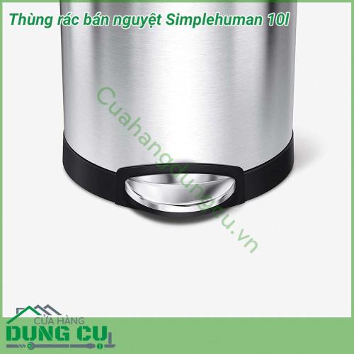 Thùng rác bán nguyệt Simplehuman 10l tiết kiệm không gian này có thể đặt sát tường, hoàn hảo cho phòng tắm hoặc văn phòng. Thùng rác bằng thép không gỉ chống dấu vân tay, đóng mở bằng bàn đạp bằng thép có tuổi thọ 150.000 lần sử dụng