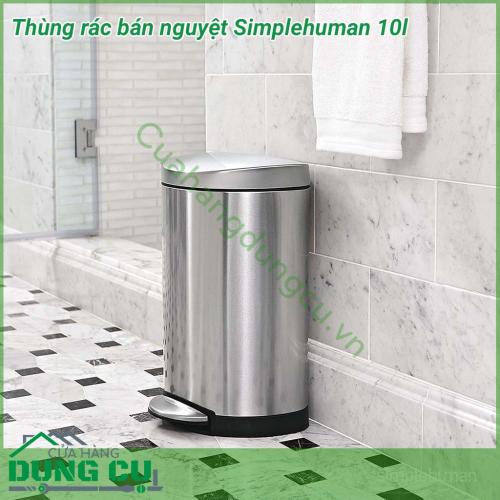 Thùng rác bán nguyệt Simplehuman 10l tiết kiệm không gian này có thể đặt sát tường, hoàn hảo cho phòng tắm hoặc văn phòng. Thùng rác bằng thép không gỉ chống dấu vân tay, đóng mở bằng bàn đạp bằng thép có tuổi thọ 150.000 lần sử dụng