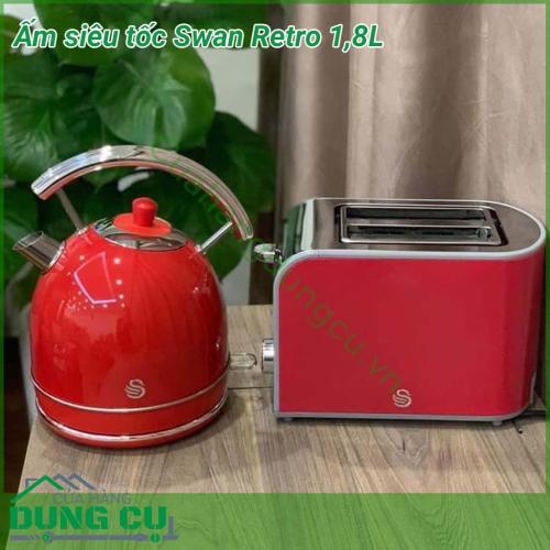 Ấm siêu tốc Swan Retro 1,8L thiết kế theo phong cách Retro với màu đỏ rực rỡ tuyệt đẹp, các chi tiết mạ crom sáng bóng tạo nên những nét chấm phá thật hoàn hảo. Ấm hoạt động mạnh mẽ và bền bỉ với thời gian, được chế tạo để sử dụng trong nhiều năm.