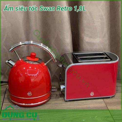 Ấm siêu tốc Swan Retro 1,8L thiết kế theo phong cách Retro với màu đỏ rực rỡ tuyệt đẹp, các chi tiết mạ crom sáng bóng tạo nên những nét chấm phá thật hoàn hảo. Ấm hoạt động mạnh mẽ và bền bỉ với thời gian, được chế tạo để sử dụng trong nhiều năm.