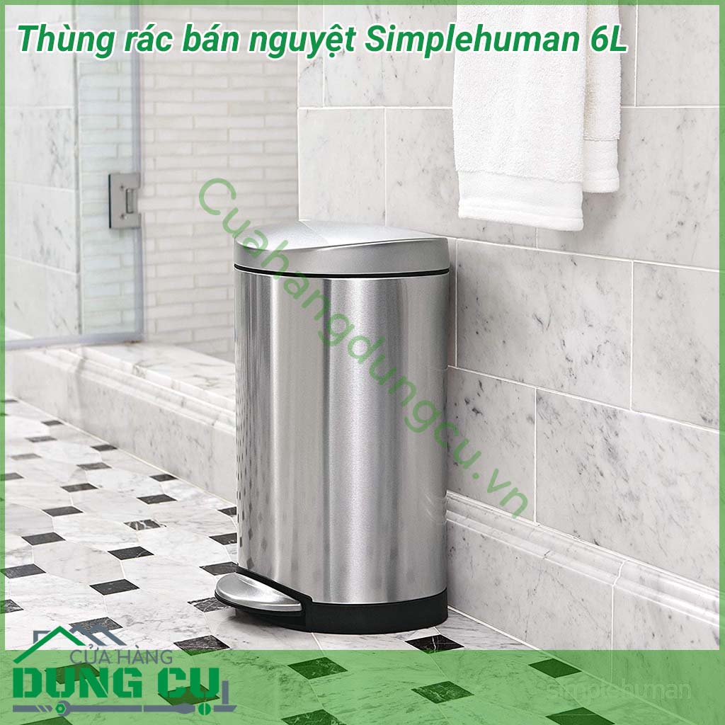 Thùng rác bán nguyệt Simplehuman 6L tiết kiệm không gian và có thể đặt sát tường, hoàn hảo cho phòng tắm hoặc văn phòng. Thùng rác bằng thép không gỉ chống dấu vân tay, đóng mở bằng bàn đạp bằng thép có tuổi thọ 150.000 lần sử dụng